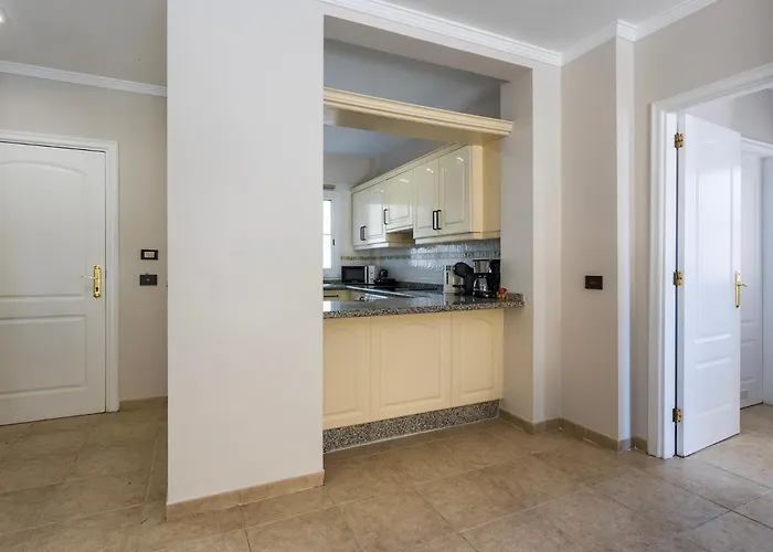 Emilia - Cristianos, Heated Pool, Spacious Terrace, Fibre Net, Tv Channels * Los Cristianos (Tenerife)