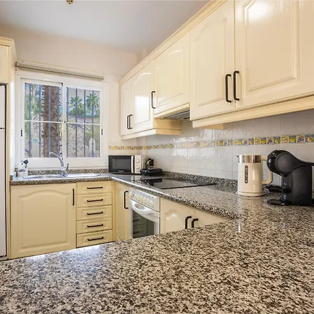 Apartment Emilia - Cristianos, Heated Pool, Spacious Terrace, Fibre Net, Tv Channels Los Cristianos (Tenerife)