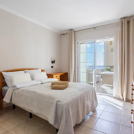 Emilia - Cristianos, Heated Pool, Spacious Terrace, Fibre Net, Tv Channels Los Cristianos (Tenerife)