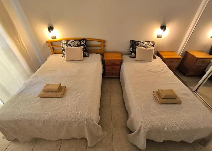 Апартаменты Emilia - Cristianos, Heated Pool, Spacious Terrace, Fibre Net, Tv Channels Лос Кристианос